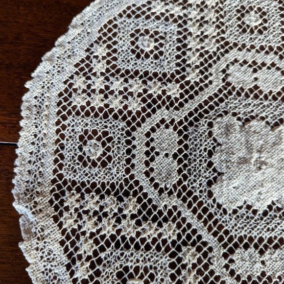 REDUCED Vintage Ecru-Coloured Doily – c 1940s/1950s - Picture 4 of 4